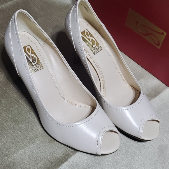 Victoria Spencer, Ivory colored, peep toe heels. - Picture 7 of 7